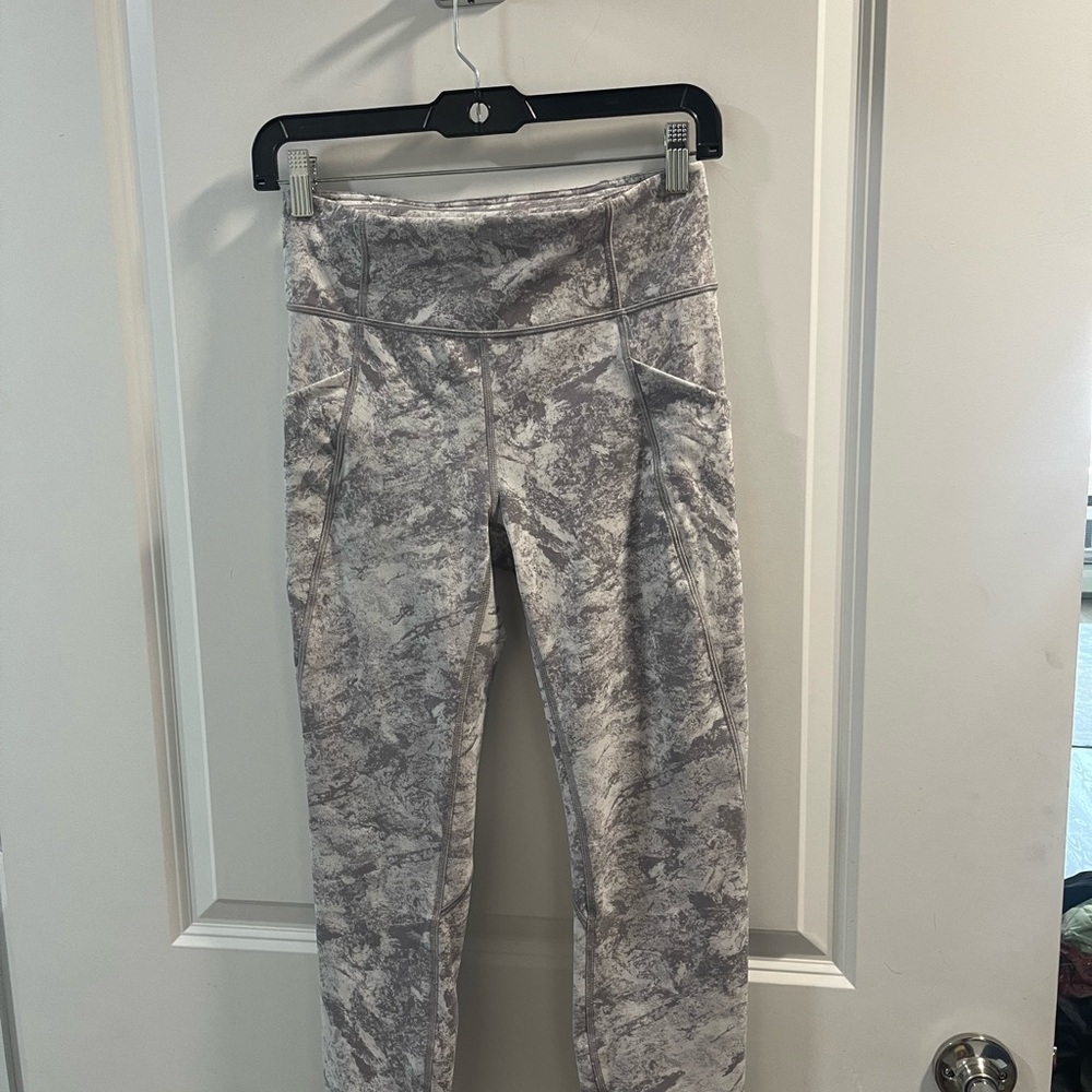 Lululemon Size 6 Stylish Gray Women's Pants/ Leggings Like new Condition